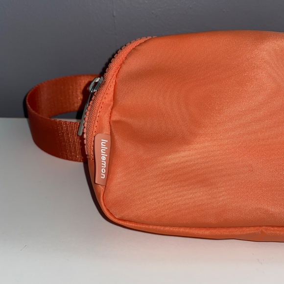 LULULEMON Coral Kiss Everywhere Belt Bag 1L - Picture 10 of 16